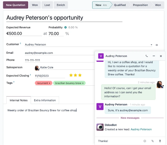 Fenêtre Odoo Live Chat reçue par un agent directement depuis l'interface de facturation back-office permettant de répondre à un visiteur sans quitter son espace de travail