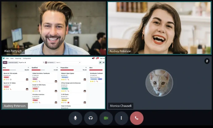 Appel vidéo Odoo Discuss avec trois participants dont l'un partage son écran affichant le pipeline CRM en vue Kanban