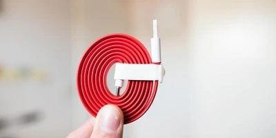 Câble USB-C rouge pour connecter un périphérique externe à la IoT Box Odoo lors de la configuration Plug-and-Play