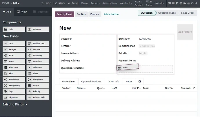 Éditeur de formulaire Odoo Studio avec panneau de composants à gauche et aperçu du formulaire de devis en cours de personnalisation par ajout d'un champ Date